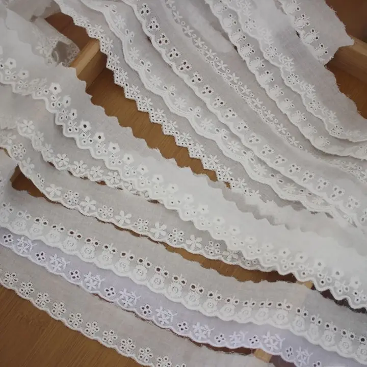 優れた品質の白色コットン刺繍レーストリム【小花柄・片側デザイン・服飾用・装飾素材】