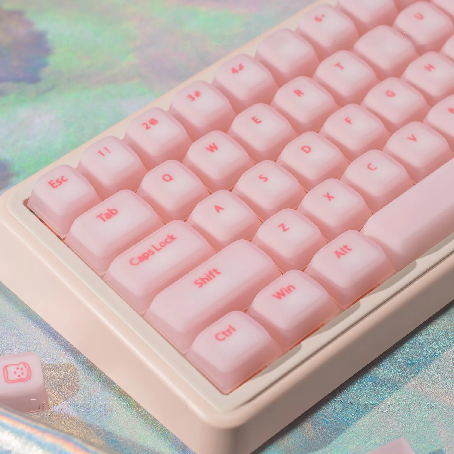 可愛いゲーミングキーボードの選び方は？5選で自宅のデスクにふわっと溶け込むデザインを実現