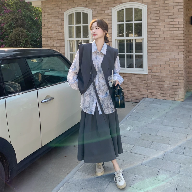 ベストとシャツとスカートの女性春秋向けコーディネート：4月末から5月末にかけての季節移行に最適な三件套
