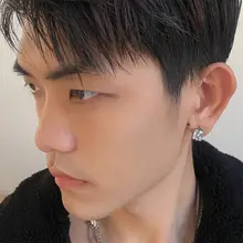 極上の柔らかさの白鹅绒ピアス【スタイリッシュデザイン・ユニセックス・オシャレ】