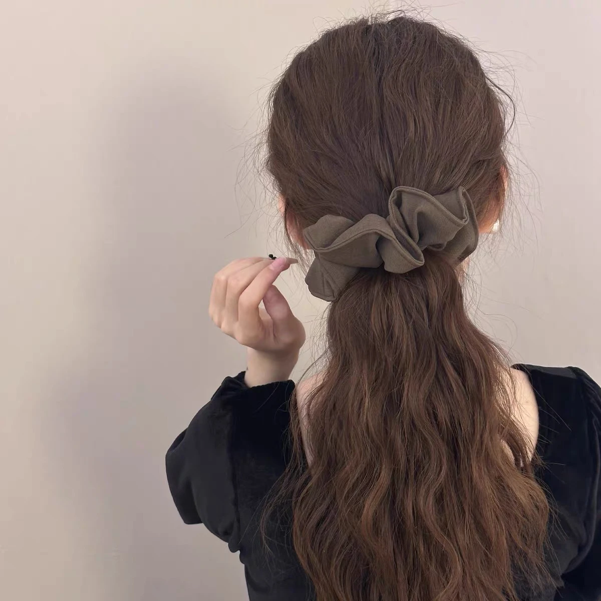エレガントなボリュームヘアゴム：トップボリュームを自然に実現するシンプルデザインの発飾アイテム