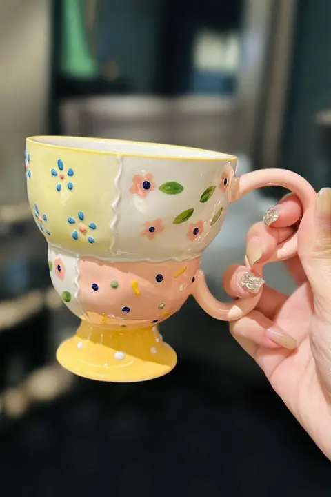 高脚タイプの可愛らしい陶器製マグカップ【幅広口・家庭用・コーヒー対応】