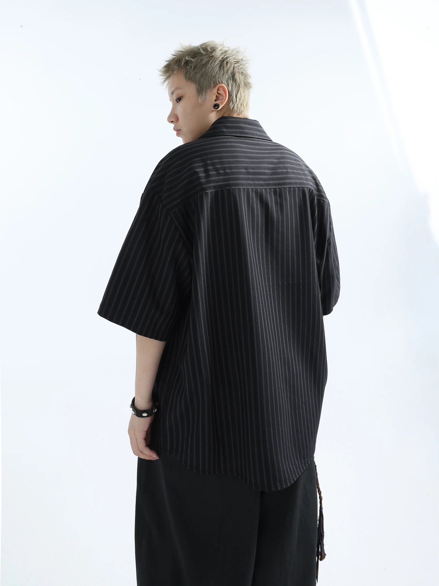 ストレートヘアに悩むなら、この1着で解決できる？ストレート系ファッションの本質とは