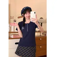 立体ボタンデザインのラウンドネックTシャツ【刺繍・ショート丈・フィット感】