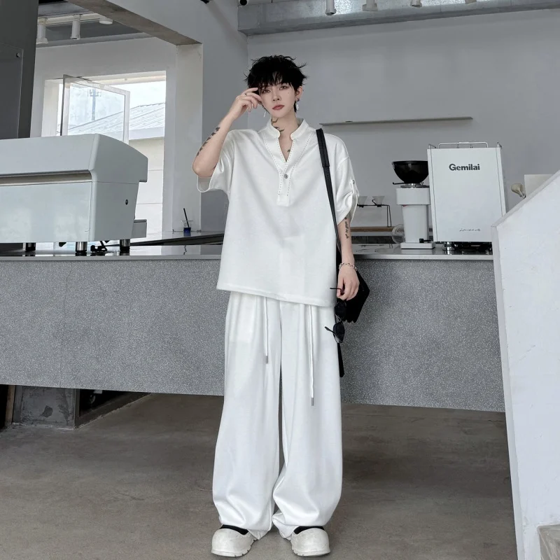 刺繍入りネックラインデザインの半袖シャツとカジュアルパンツ：かっこいいメンズファッションの実用性とシーン別適用
