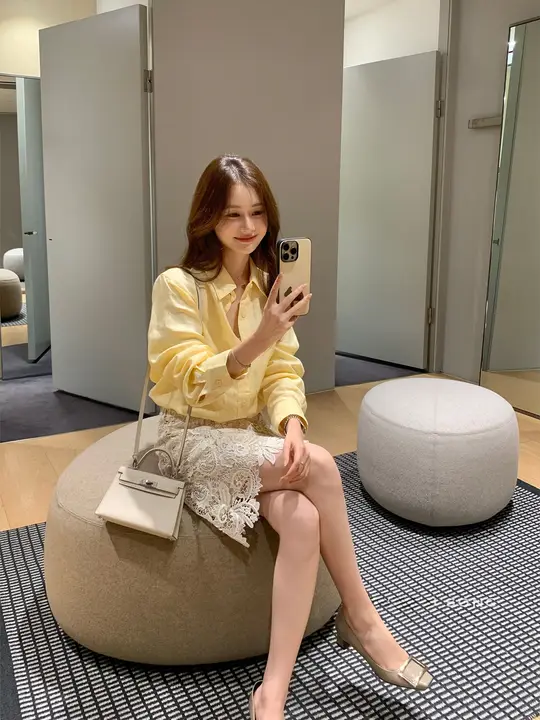 軽やかなリネン防晒シャツとレースキャミソールの女性用セットアップ（セットアップ対応）