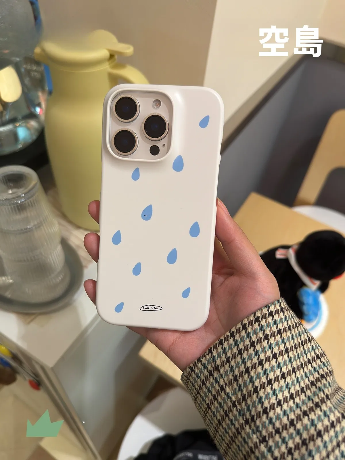 スマホ防滴ケースを選ぶべきタイミングは？小雨滴デザインが伝える、日常の水の美学