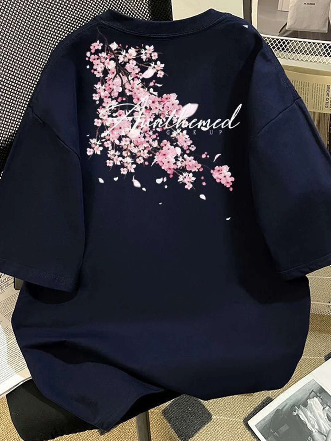 モード系メンズTシャツはどう選ぶ？桜のプリントが夏を彩る、リアルな着こなしのヒントを紹介