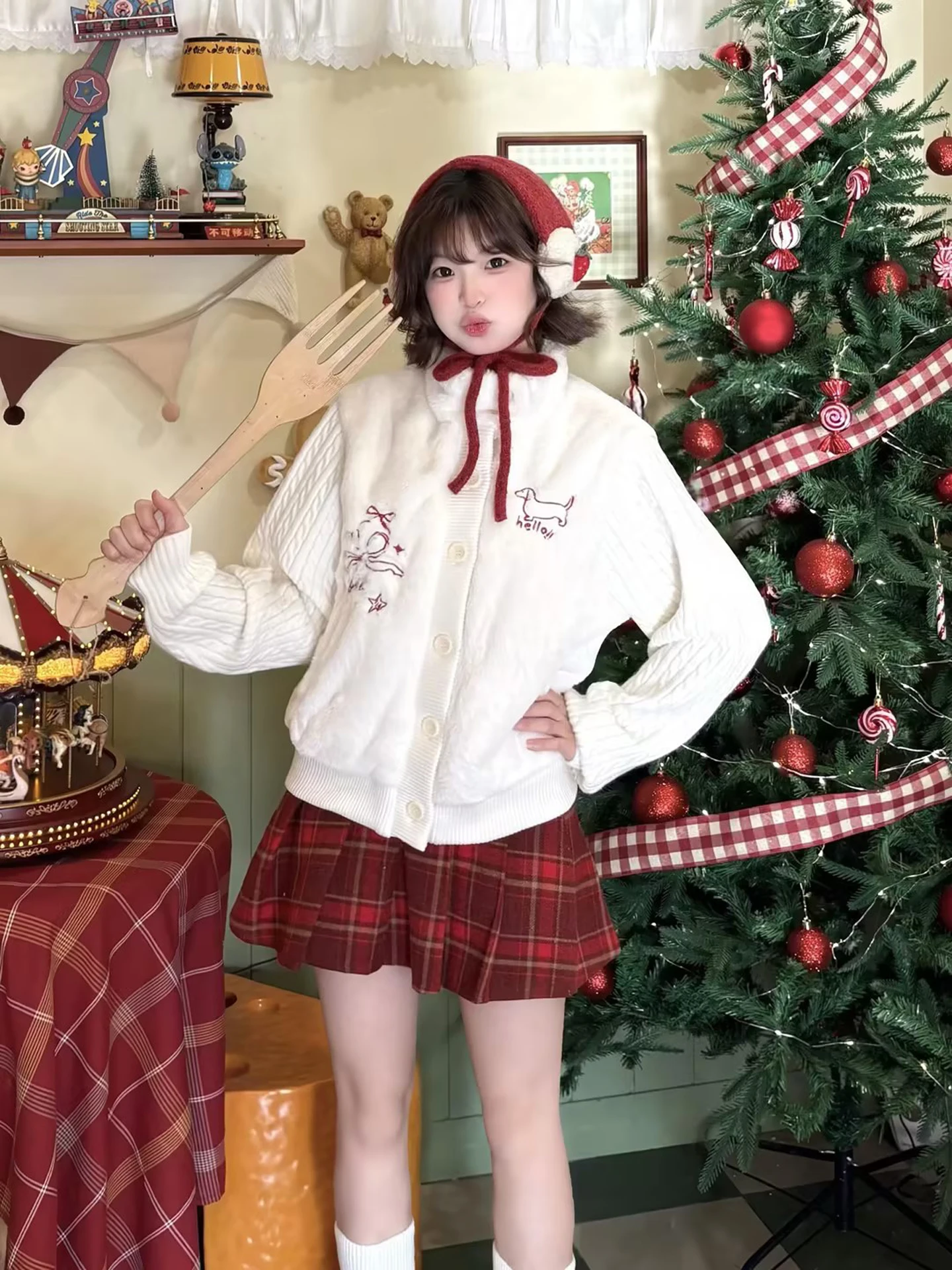 赤いニット麦わら帽子をどう選ぶ？ガーリーで春を彩る1つの魔法