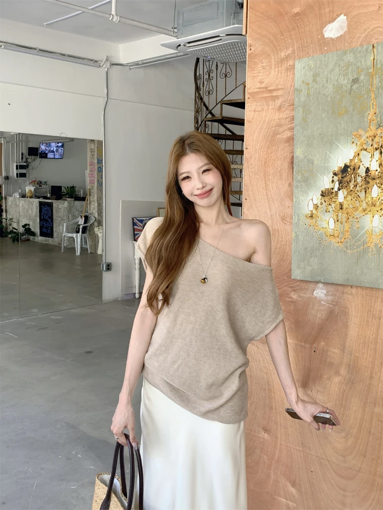 オフショルダーニットTシャツ：夏用バットウィングスリーブデザインの着こなしと実用性