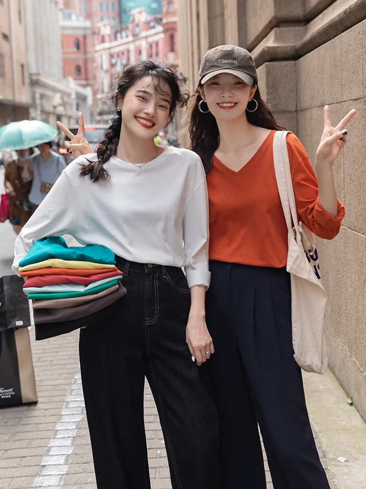韓国ファッションの秋のスタイル | 長袖Tシャツの色とネックタイプ