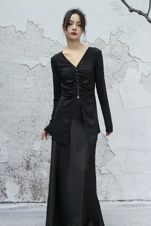 レトロなVネック黒ニットカーディガン【フィット感あるデザイン・皺加工付き・春季用】