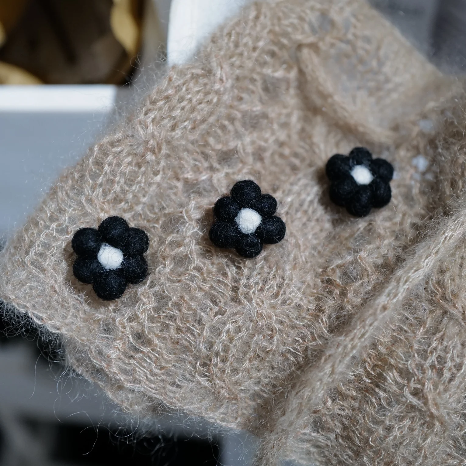 ドイツ製ウールフェルト ブラック花びらとホワイト中心の装飾品：手作りオーナメントの定番としての実用性とデザイン性