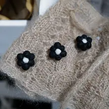 ドイツ製ウールフェルト ブラック花びらとホワイト中心の装飾品