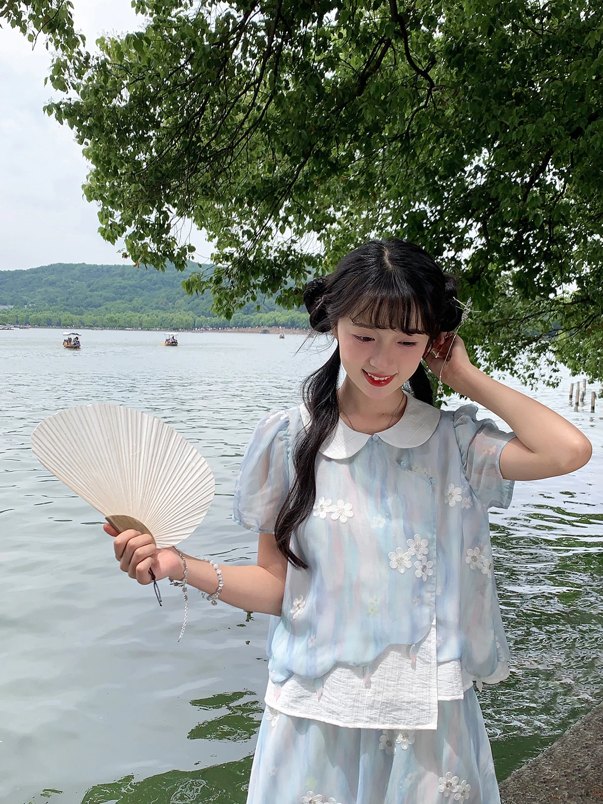 季節別に使えるきれいめコーデの必須アイテムは、夏の「新中式」ブラウスとスカートセット？
