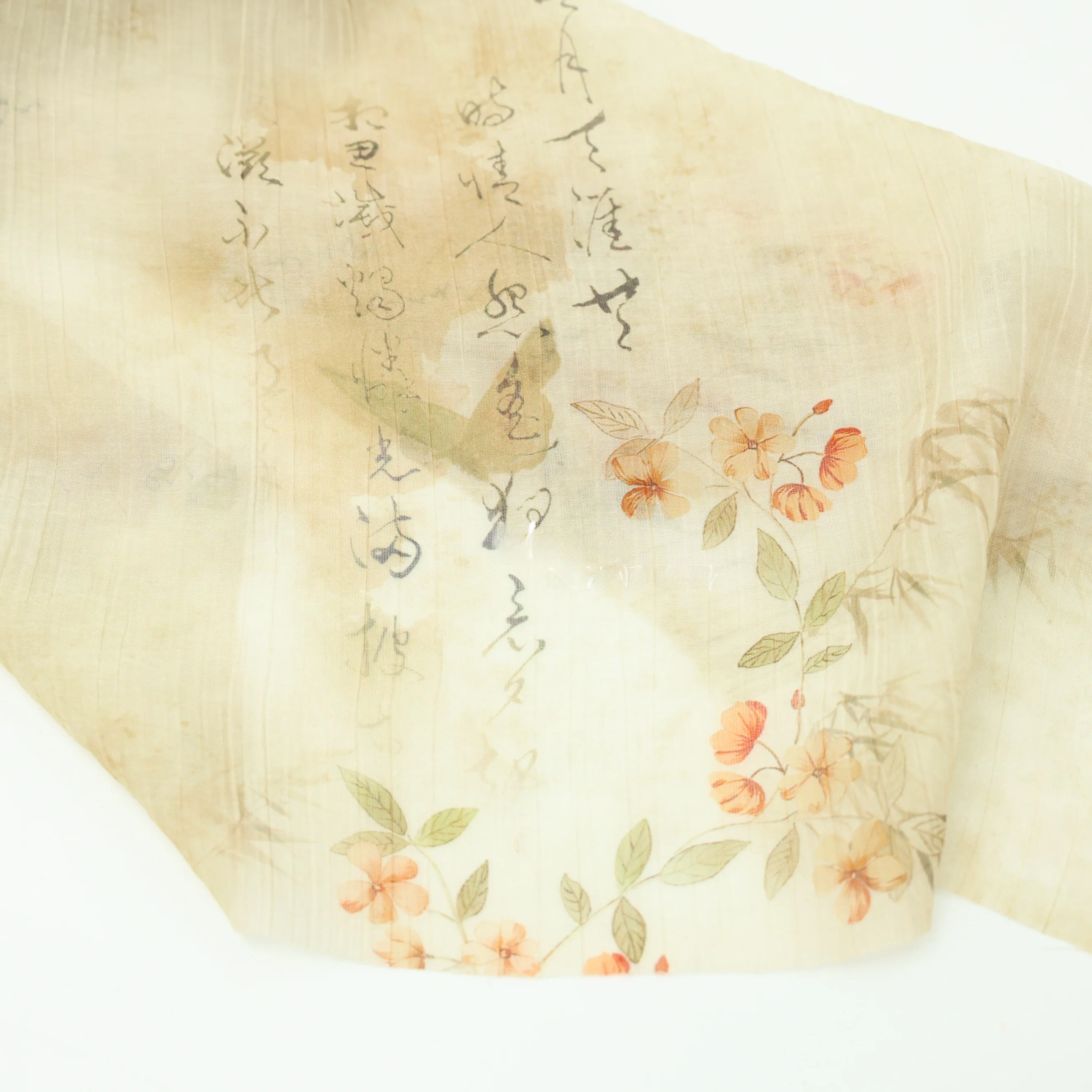 薄手半透明な米杏色バラ柄シルク布地：中国風書道風プリントの使い方と特性