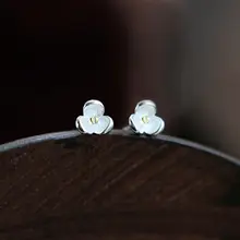 S925純銀製 フラワーデザインの耳飾り【シンプル・小型・快適】