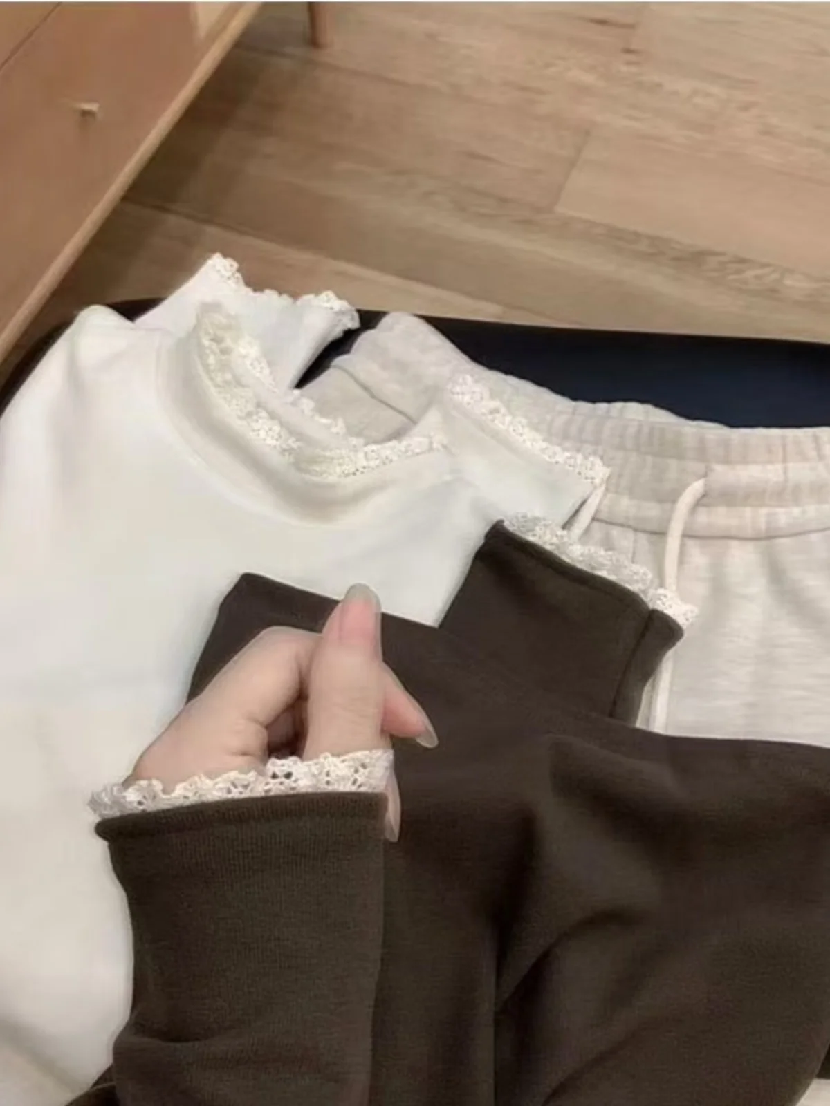 レースフリル付き長袖インナー：通勤風のグレーが提供する機能と着用シーン