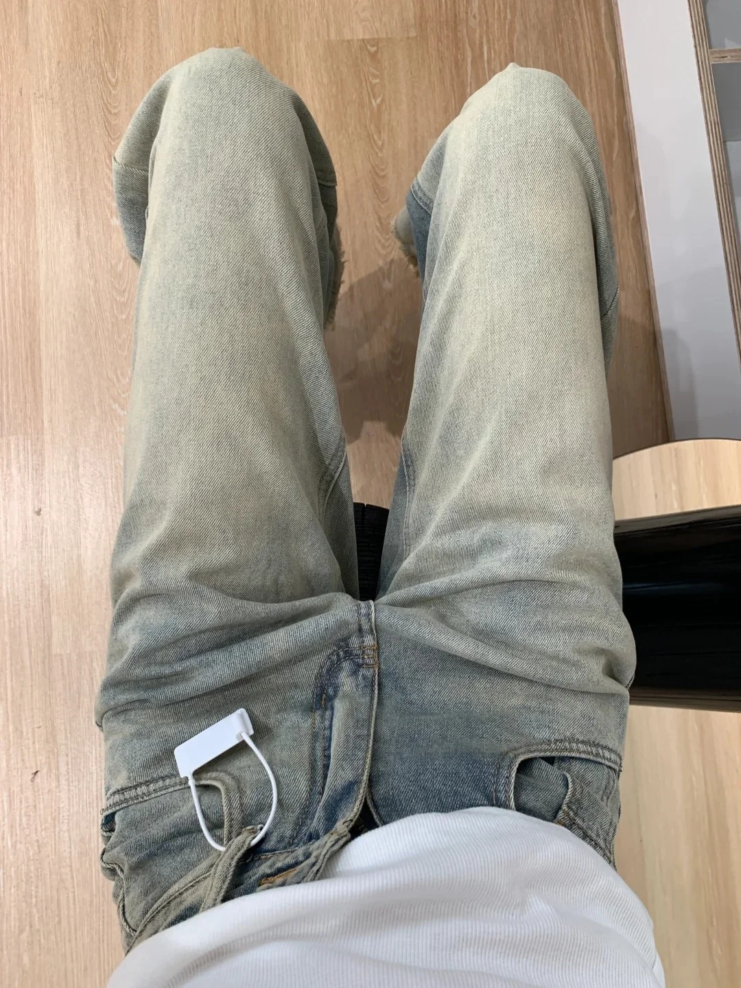 小柄デザインの高見えストレートデニムパンツ：夏用薄手フリンジモデルの実用性と適用シーン