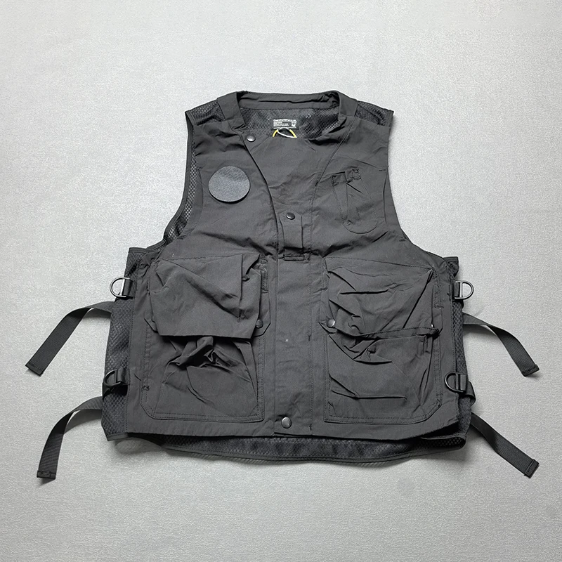 キャンプで軽い服装を選ぶなら、このベストが一番？