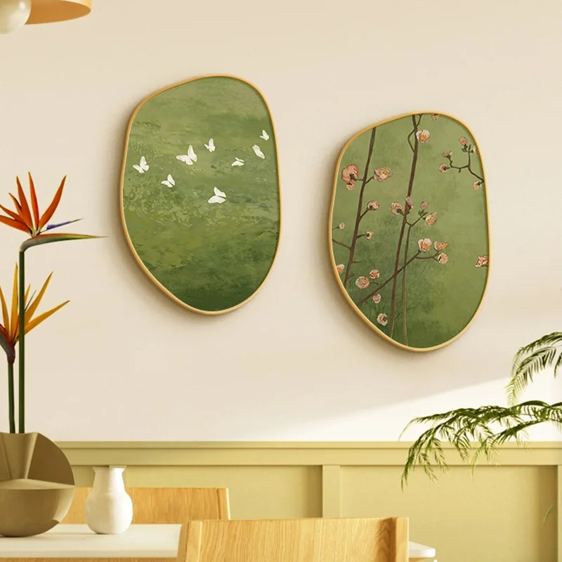 ナチュラルなグリーン植物モチーフの壁掛けアート：現代風リビングに最適なインテリアアクセント
