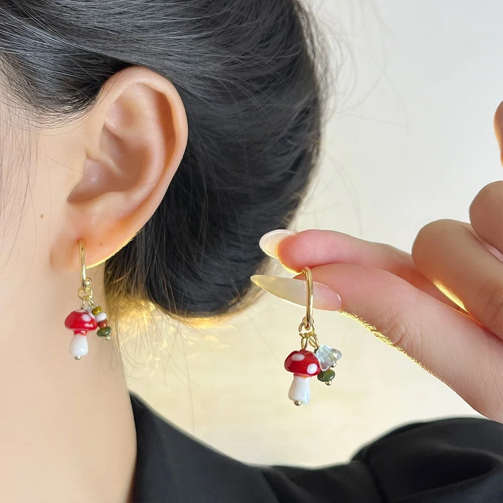 可愛い赤色のガラスきのこイヤリング：デザイン性とカラフルさが際立つ女性向けアクセサリー