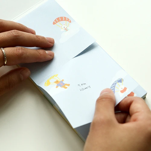可愛いデザインのメモ帳：二段式構造と剥がせない設計が実用性を向上
