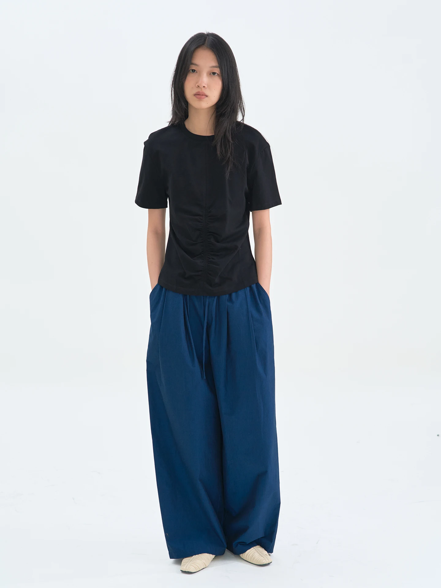 「Tシャツズボンに入れる」のは可能？黒白のシンプルTシャツが通勤スタイルを救う理由