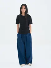 ユニークな結びデザインのコットン黒白二色Tシャツ【春夏用・ウエストシェイプ】