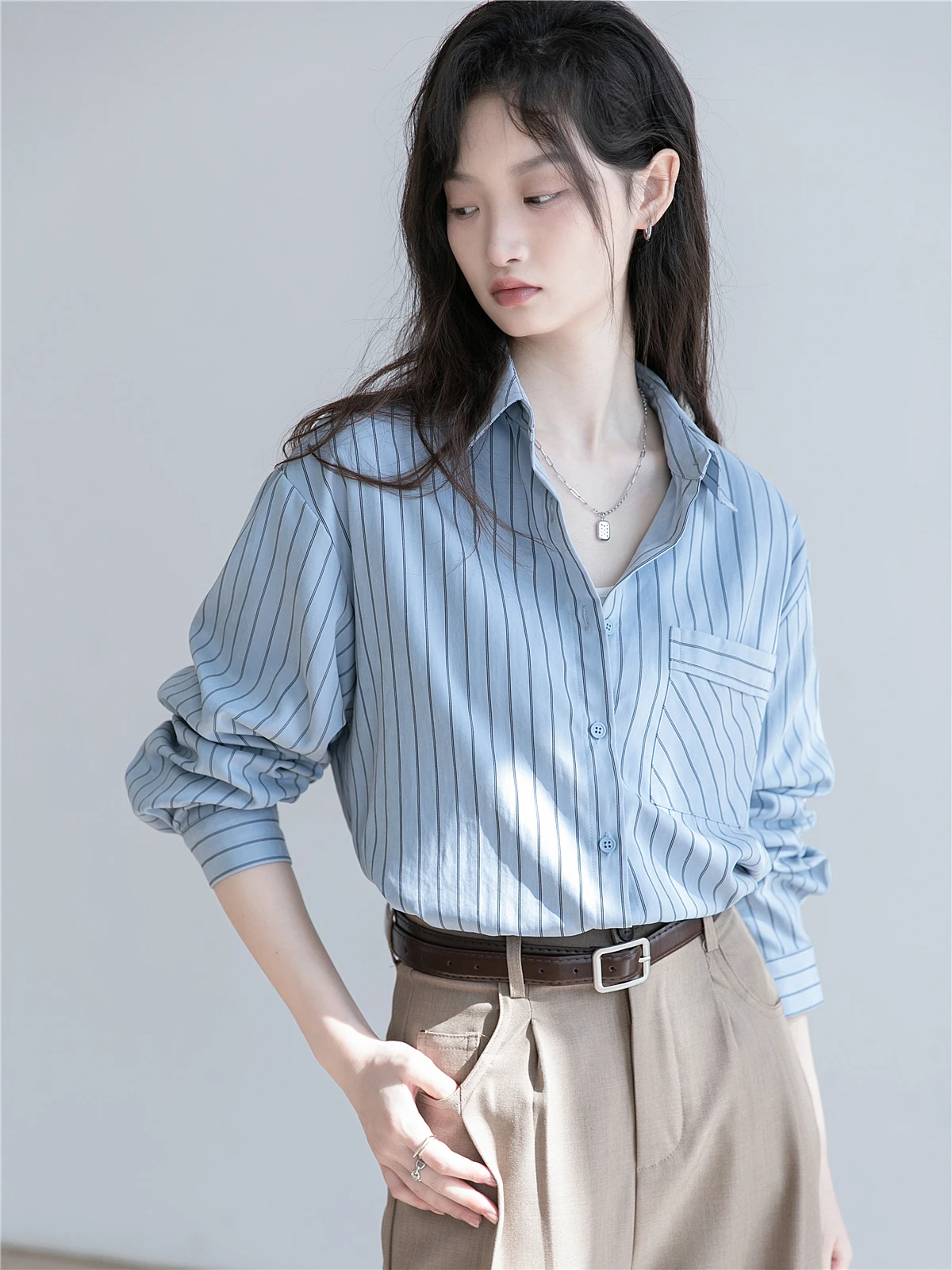 大人可愛い服 40代コーデの秘密：ストライプシャツで心の余 裕を演出