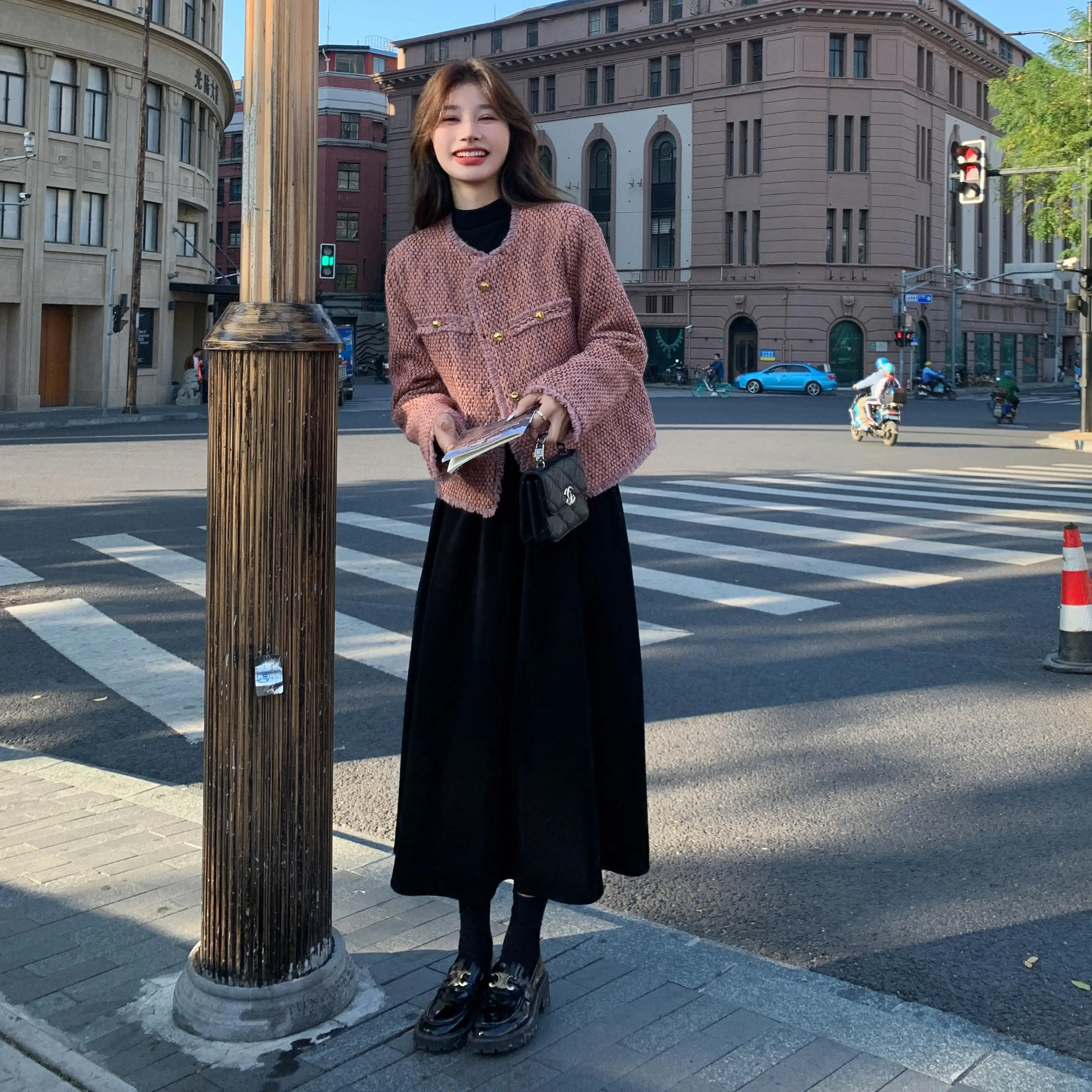 秋のスタイリッシュな女性用コートと黒いドレスセット：10月に早めに購入すべきポイント