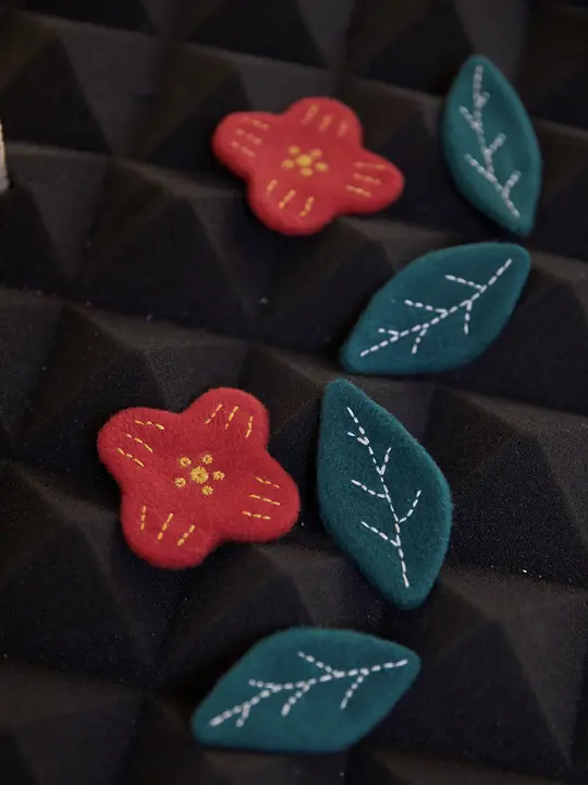 ブローチ レディース 刺繍 フラワーモチーフ 赤 黒 緑 着回し おしゃれ