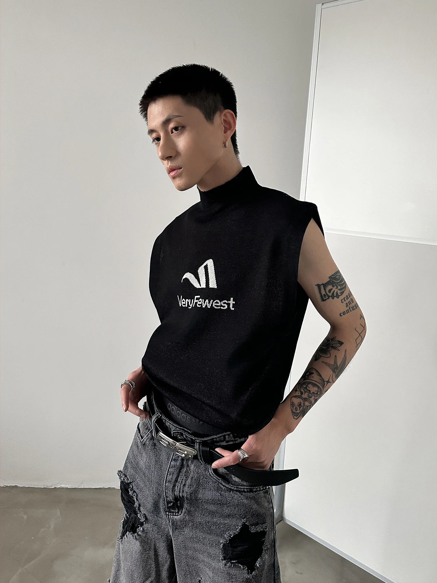 ロゴ刺繍入り立襟ノースリーブニットトップス：40代男性のカッコイイファッションに最適な夏のアイテム