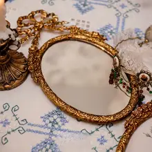 金色の浮彫りデザインの壁掛け鏡【レトロ風・欧式・金属製・装飾用】