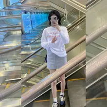 カジュアルレタープリント長袖Tシャツとミニスカートのコーディネート（セットアップ対応）