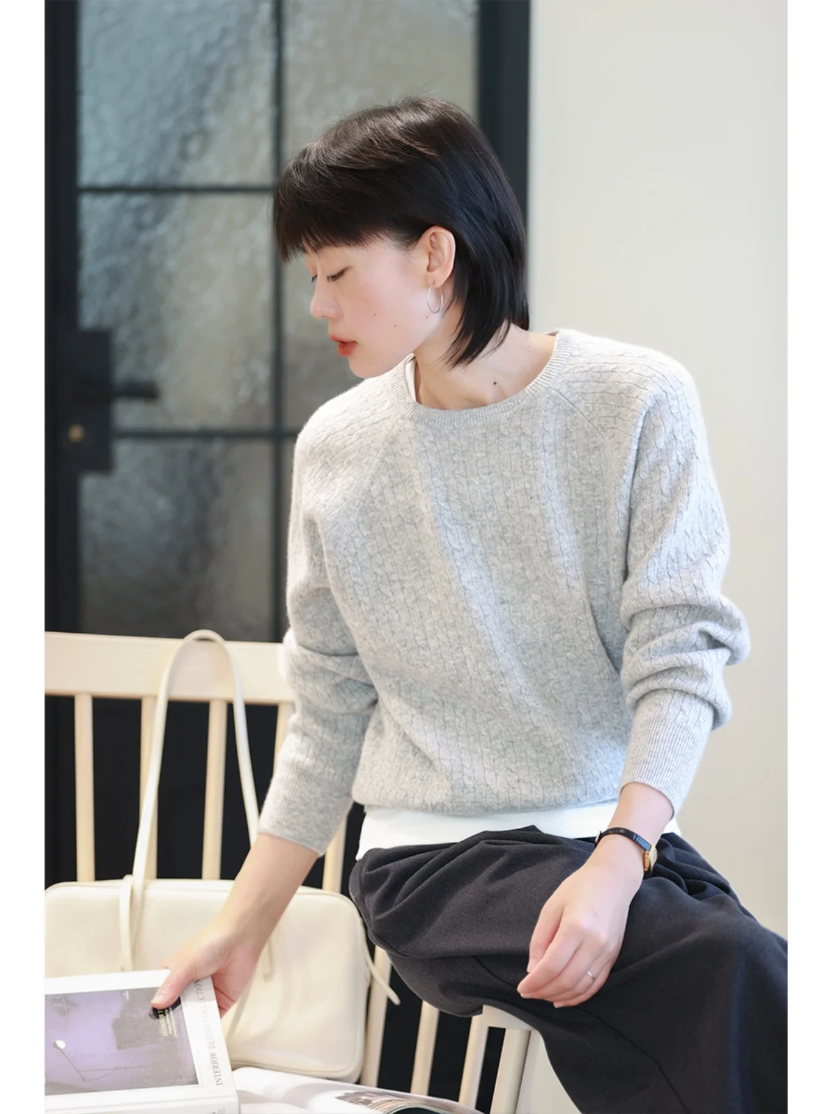大人可愛い服 50代コーデ｜グレーブルー全羊毛ニットの心の温かみを徹底解説