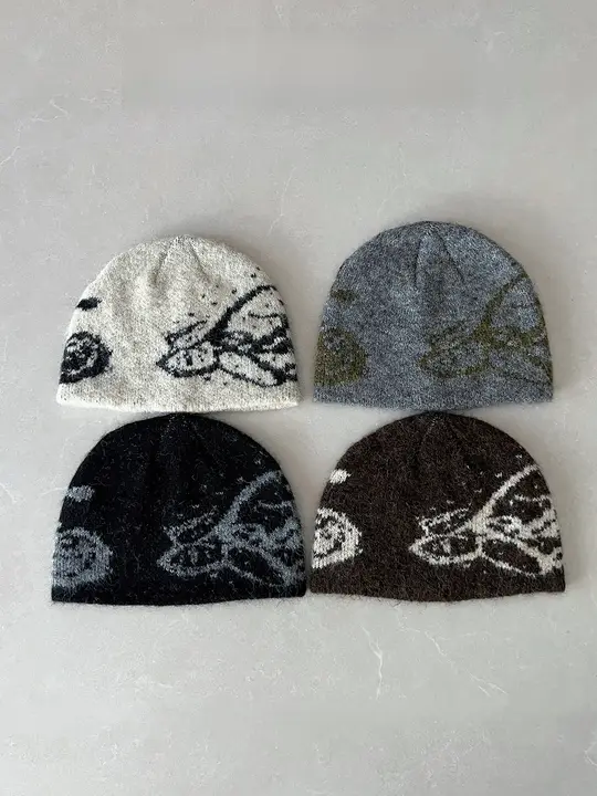 バタフライ刺繍のニットキャップ【秋冬・保温・耳あて付き・小顔効果】