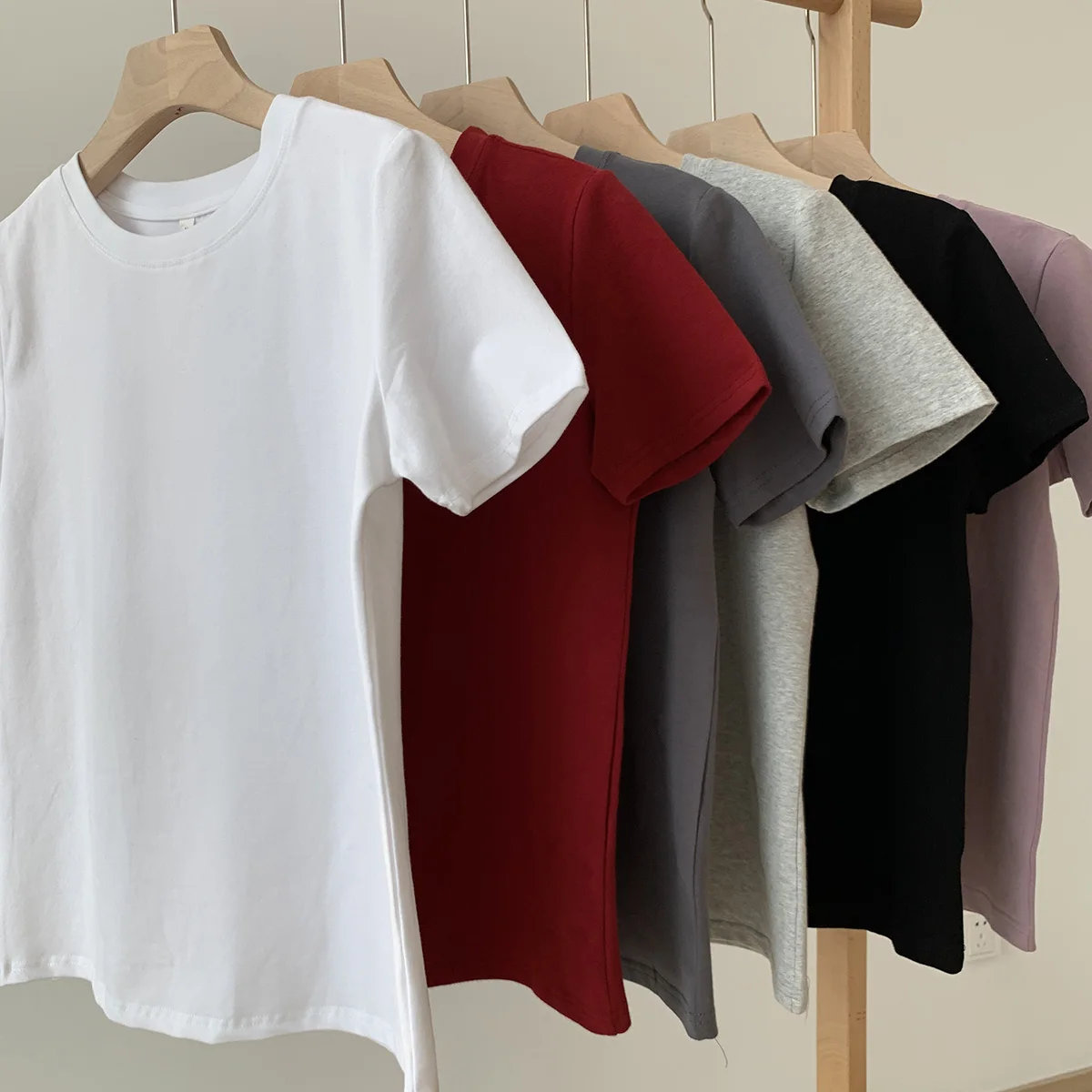 7部袖Tシャツはどう選ぶ？通勤から夏の日常まで、本当の使い勝手を知る