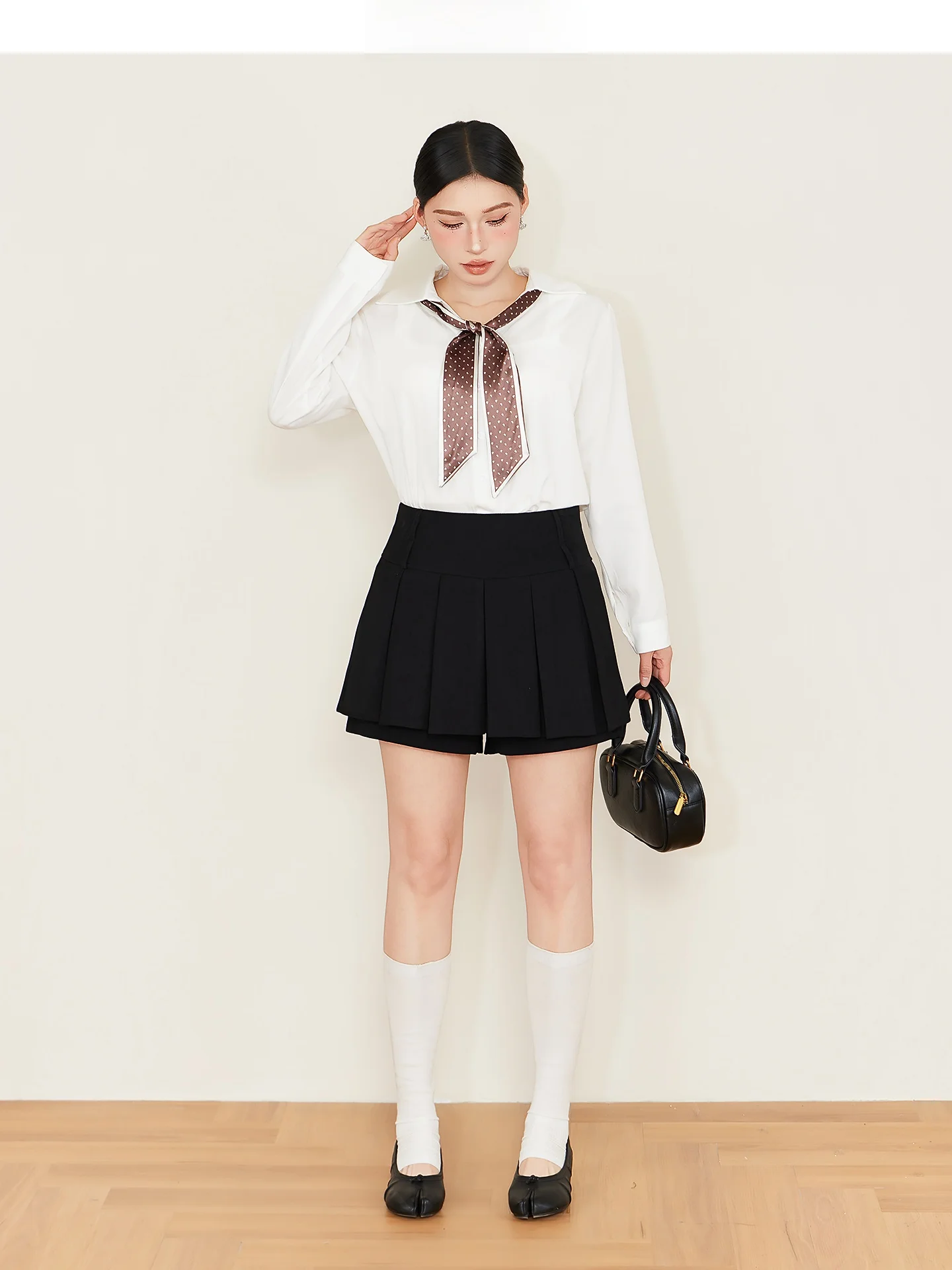 今日の服装レディースで「学院風」をどう選ぶ？シンプルな白シャツとプリーツスカートのベストな使い方