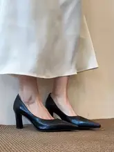 レトロな本革先細高ヒールパンプス【シンプルデザイン・太ヒール・黒・通勤用】