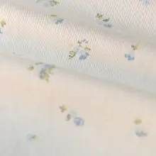 米白の小花柄斜め織りのリネンコットン生地【春秋用・ドレスや雑貨に最適】
