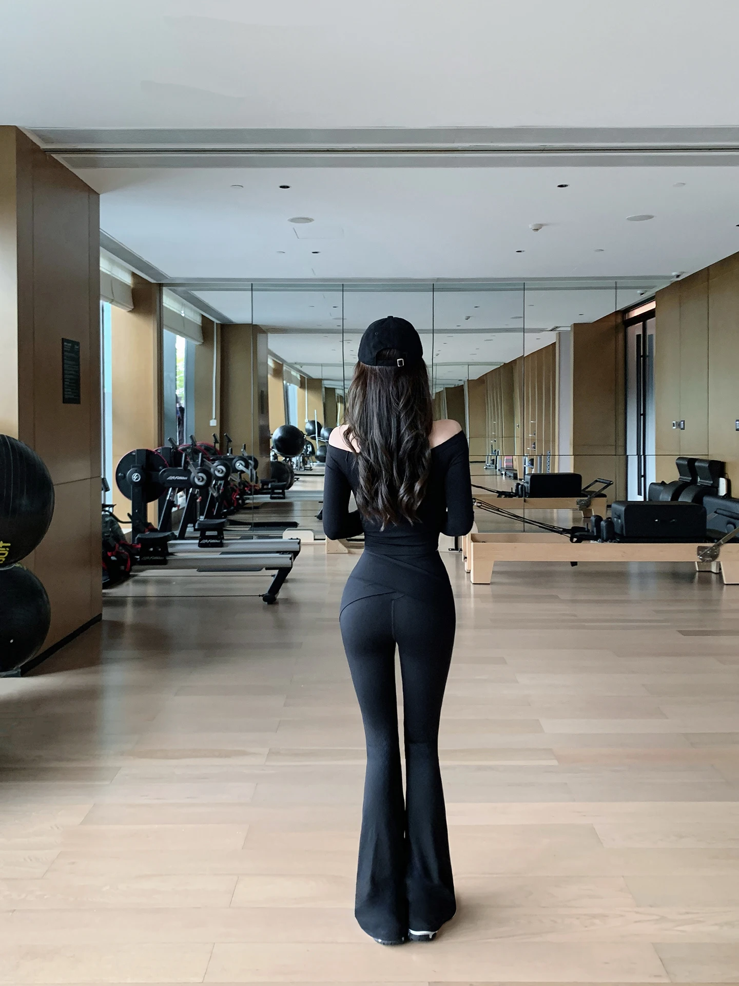 筋トレファッションで汗をかくと服が濡れる…そんな悩み、どう解決する？