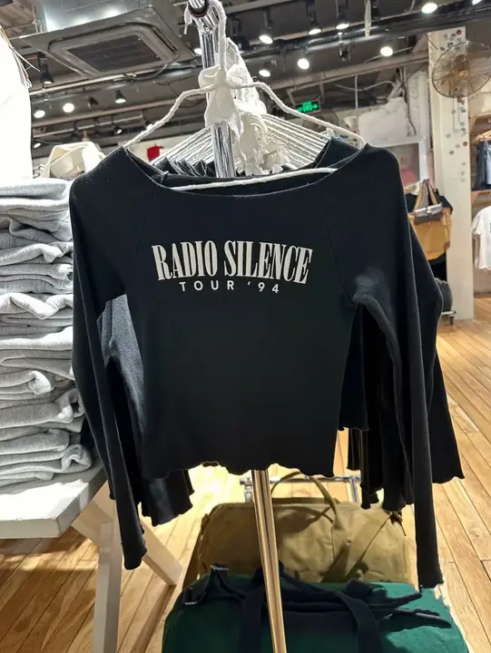 アメリカンレトロ風 レタープリント フリンジ付き長袖ニットTシャツ