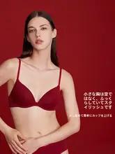 光沢仕上げ無痕 赤いインナー ブラジャー【ノンワイヤー・小胸向け・リフトアップ効果】
