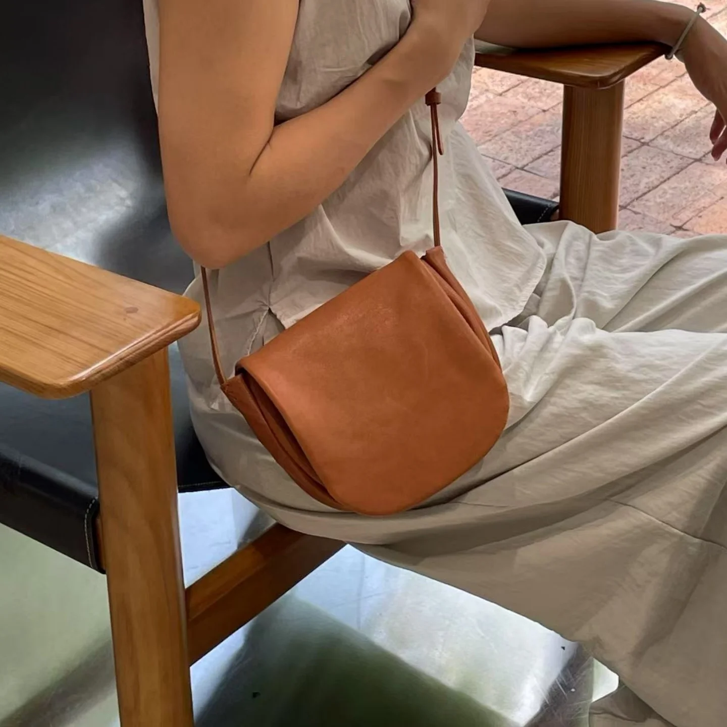 10万円以内でカジュアルにもフォーマルにも使えるバッグは？シンプル羊皮ショルダーバッグが解決する理由
