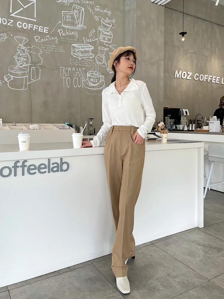 カーゴパンツ コーデ レディース 完全ガイド｜猫鏡デザインが心を落ち着かせる通勤スタイル