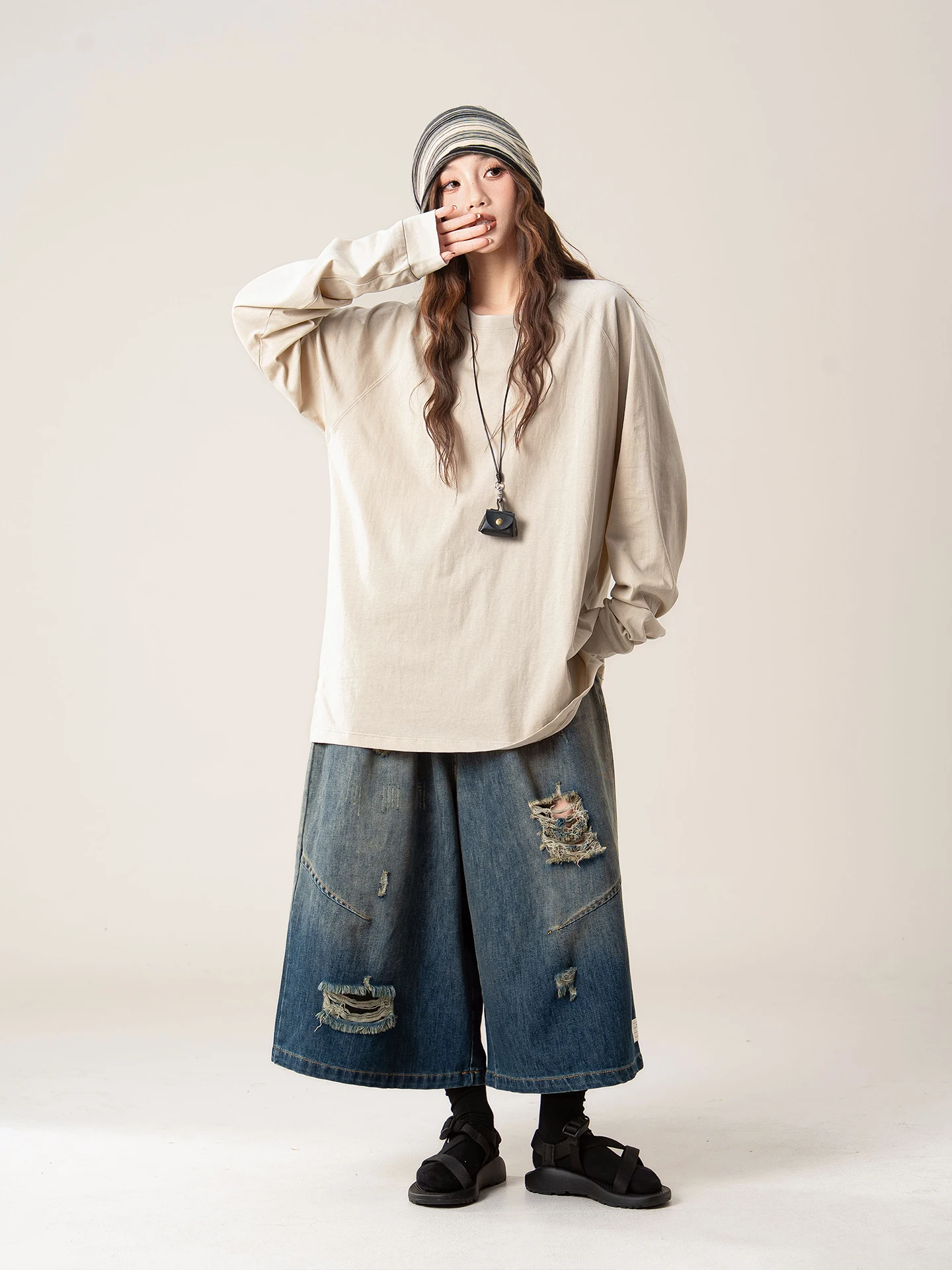 ストリート カジュアルに必要な1本は、このオフショルダーTシャツ？