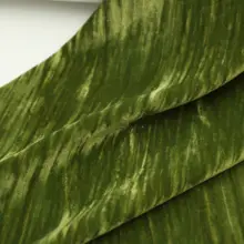 秋色のグリーンストライプ不規則シワ加工の百褶ビロード生地【ドレス用】