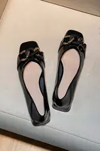 黒のエナメル素材 スクエアトゥ 太ヒール シンプルパンプス【夏用・フレンチスタイル・低ヒール】