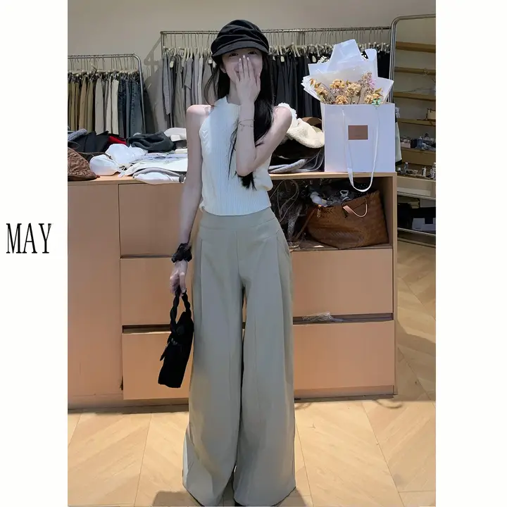 カーキ色のフレアパンツ【ゆったりしたシルエット・秋用・女性用】
